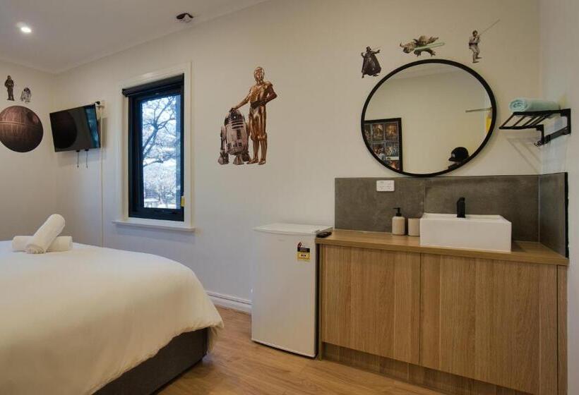 Люкс Кровать Кинг, Dreamy Stays Accommodation   Private Rooms With Shared Bathrooms