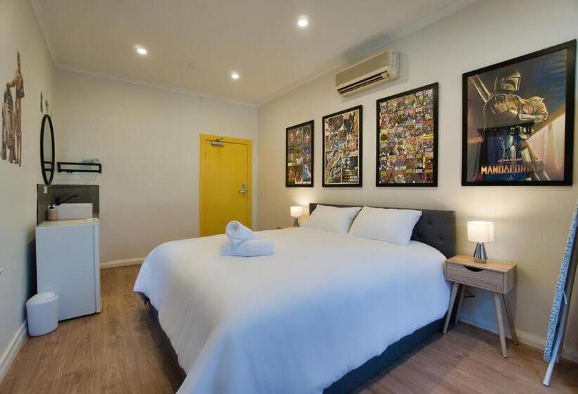 Люкс Кровать Кинг, Dreamy Stays Accommodation   Private Rooms With Shared Bathrooms