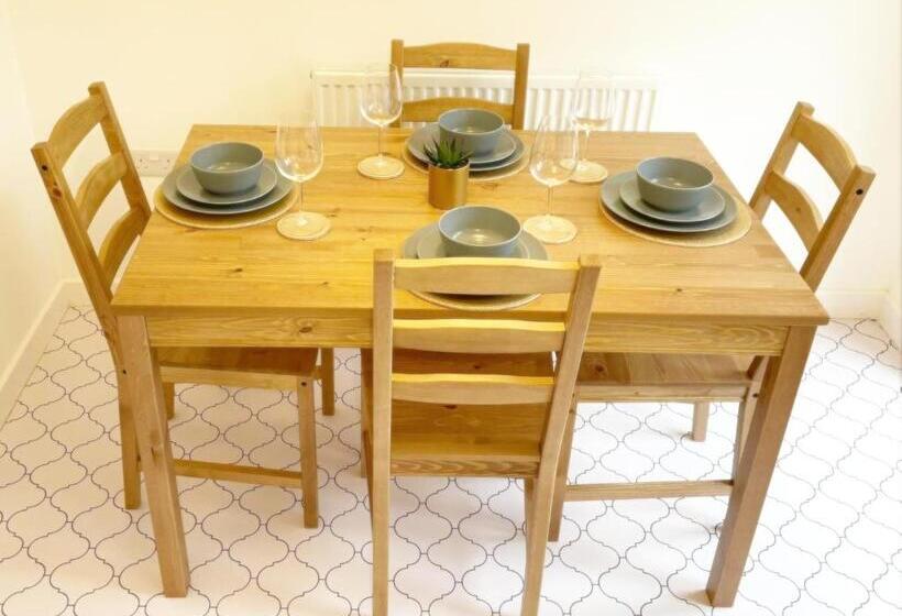 Апартаменты 2 Спальни, Cosy Family Home   Coventry City Centre   Entire House