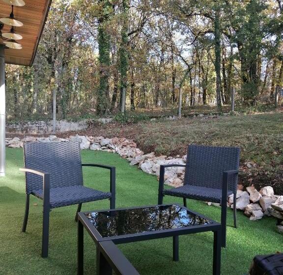 Люкс Вид на Сад, Lapausedegout Piscine Chambres Climatisées Terrasse Ou Patio