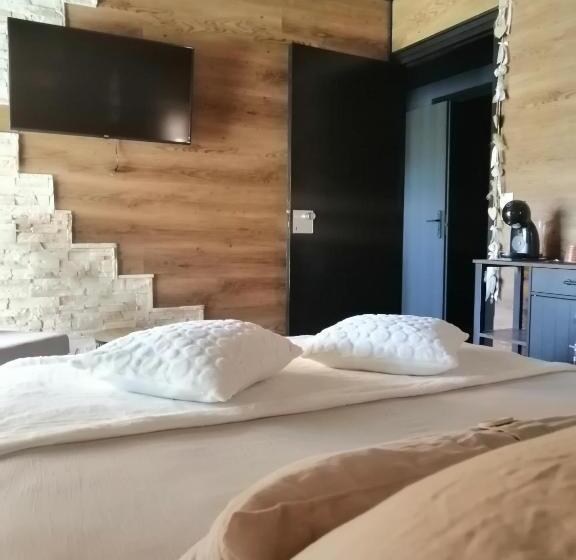 Люкс Вид на Сад, Lapausedegout Piscine Chambres Climatisées Terrasse Ou Patio