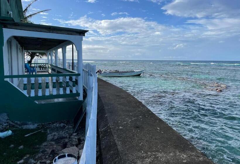 اتاق استاندارد, The Wave Hostel Corn Island