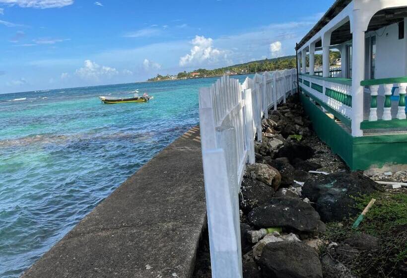 اتاق لوکس, The Wave Hostel Corn Island