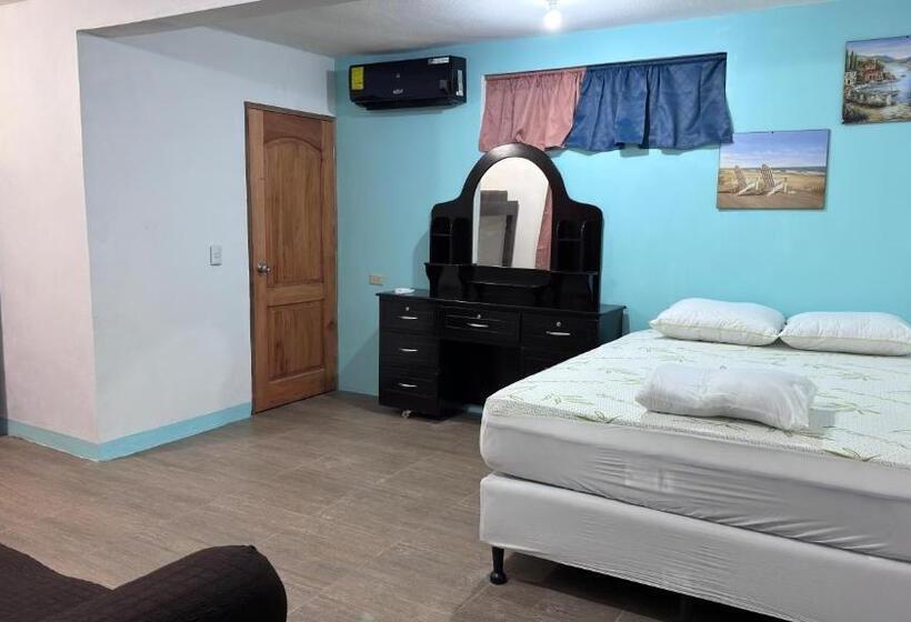 اتاق لوکس چهار تخته, The Wave Hostel Corn Island