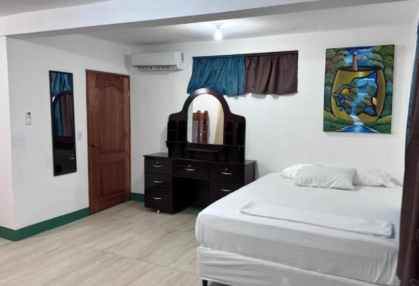 اتاق لوکس چهار تخته, The Wave Hostel Corn Island