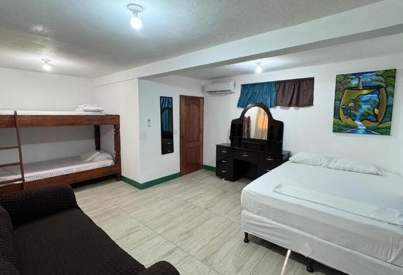 اتاق لوکس چهار تخته, The Wave Hostel Corn Island