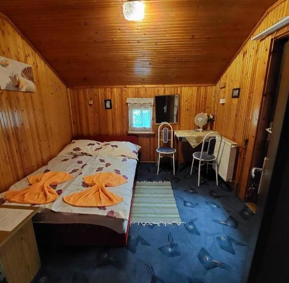اتاق استاندارد با سرویس بهداشتی مشترک, Garden Etterem Kávézó és Panzió Tahitótfalú