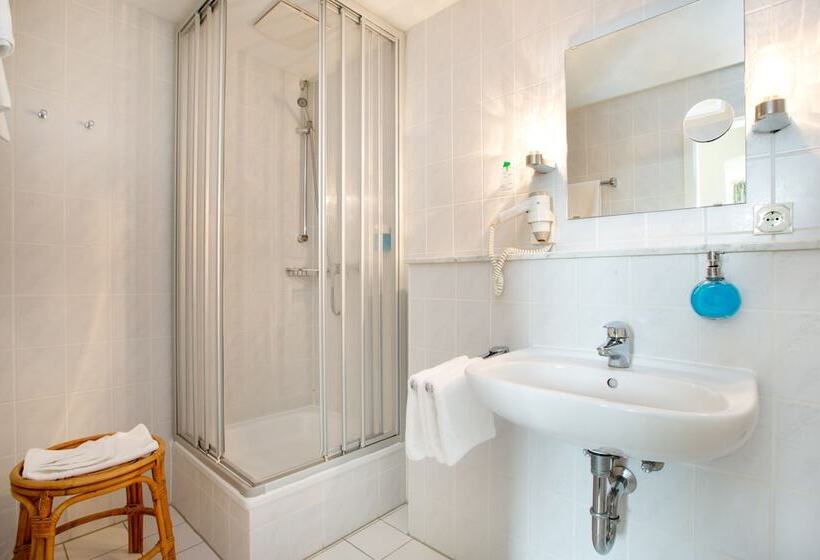 Номер Стандарт Трехместный, Kurhotel Sassnitz
