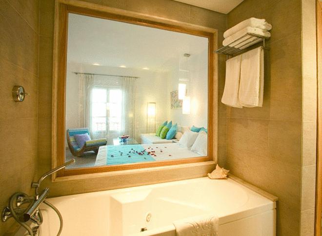 스탠다드 트리플 룸, Petasos Beach Resort & Spa   Small Luxury Hotels Of The World