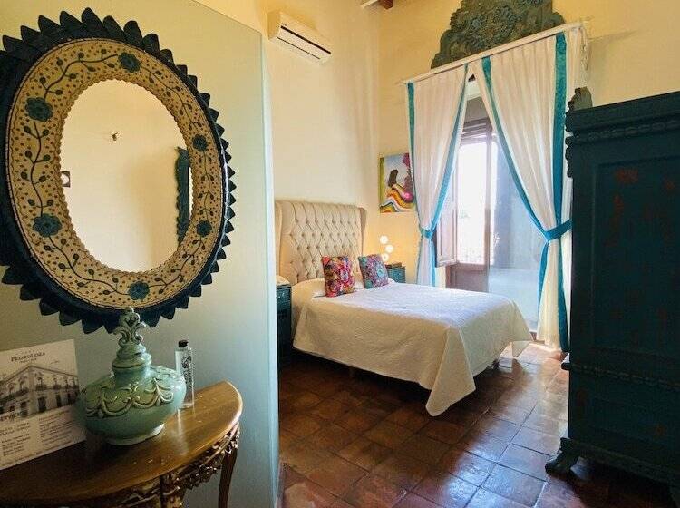 اتاق لوکس, Casa Pedro Loza
