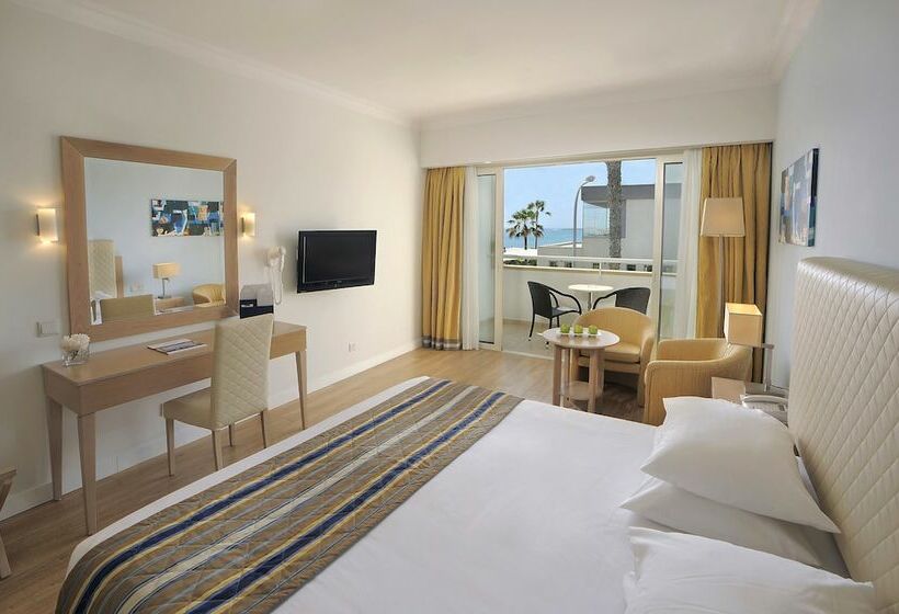 Номер Deluxe Вид на Море Боковой, Olympic Lagoon Resort Paphos