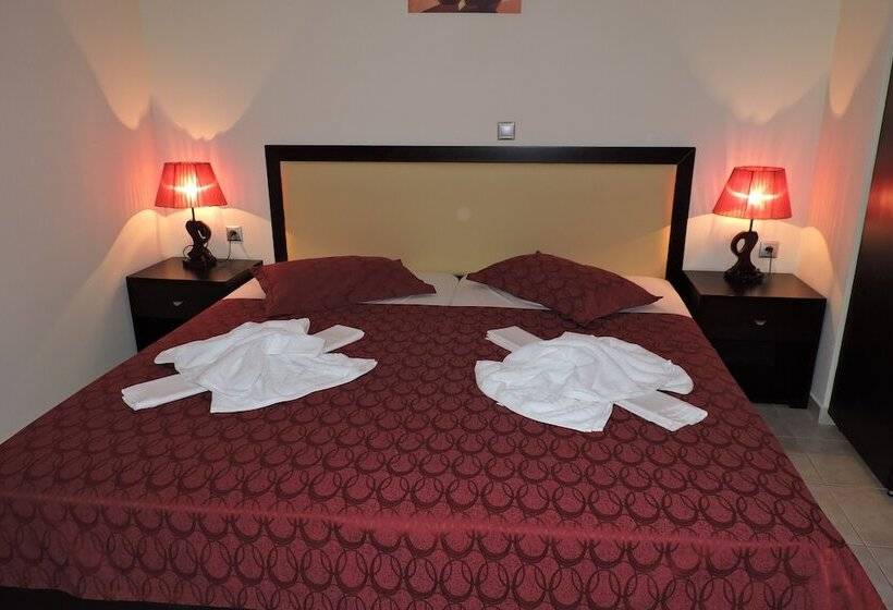 Люкс Вид на Сад, Golden Rose Suites