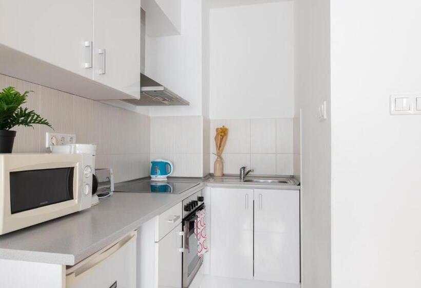 استودیو استاندارد با چشم‌انداز باغ, Prince Apartments