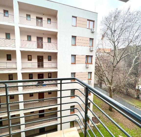 استودیو استاندارد با چشم‌انداز باغ, Prince Apartments