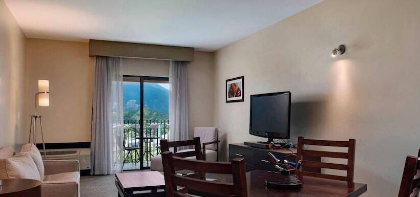سوییت, Courtyard By Marriott San Salvador