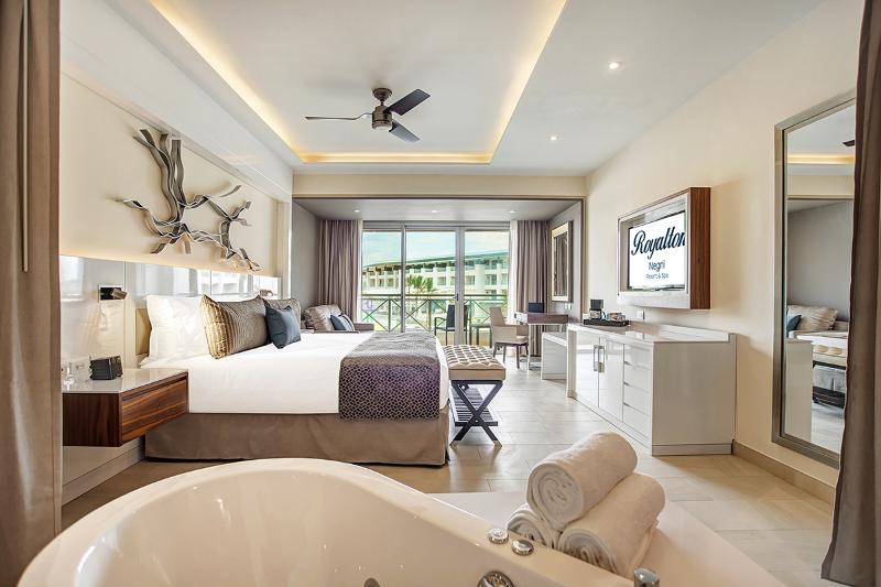 سوییت جونیور لوکس با چشم‌انداز دریا, Hideaway At Royalton Blue Waters, An Autograph Collection All Inclusive Resort   Adults Only