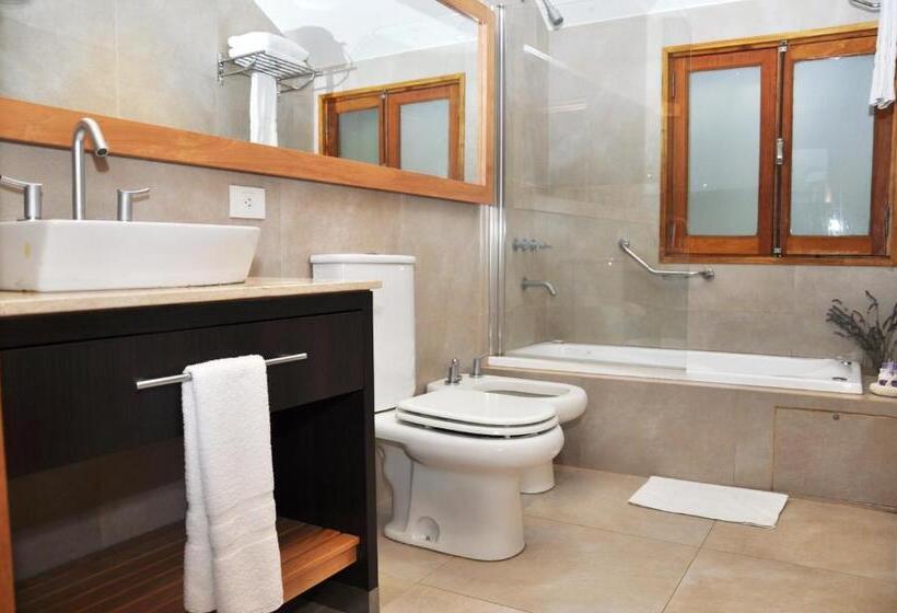 بنجلو قياسى, Monasterio Hotel Boutique