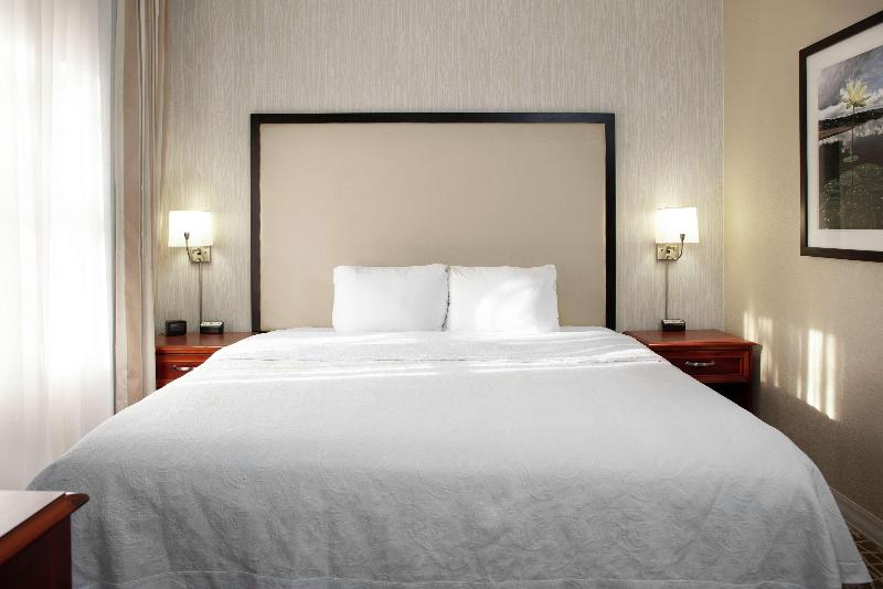 استودیوی استاندارد, Holiday Villa Hotel & Suites