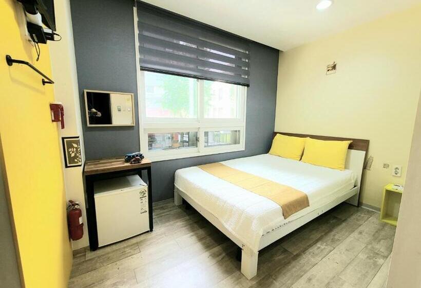 Camera Deluxe, Hostel Tommy
