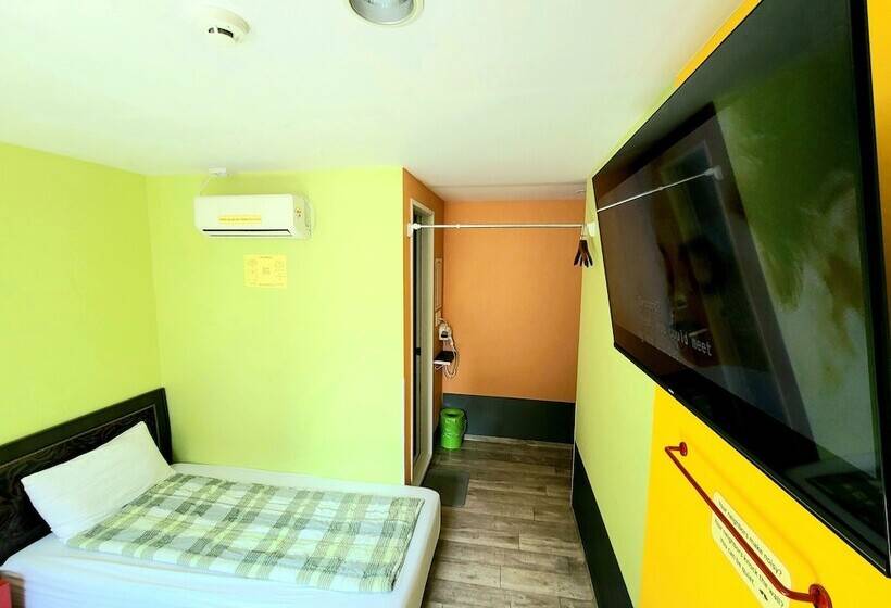 Camera Tripla Standard, Hostel Tommy
