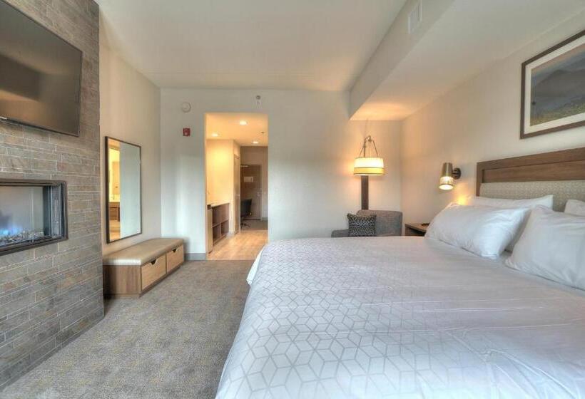 带大床的套房, Holiday Inn & Suites Pigeon Forge Convention Center, An Ihg