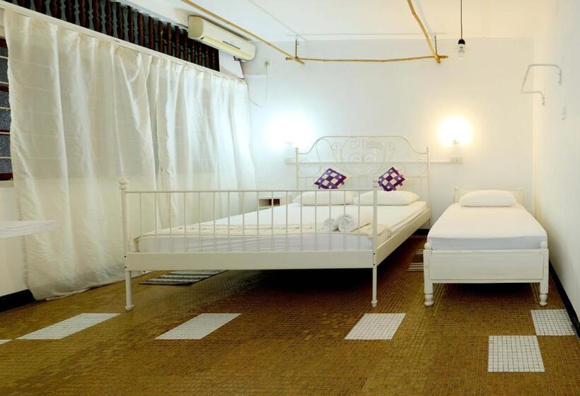 غرفة قياسية ثلاثية مزودة بشرفة, Beverly Villa