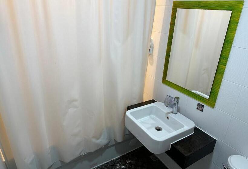 اتاق لوکس سه تخته, Young Soarlan Hotel   Tainan
