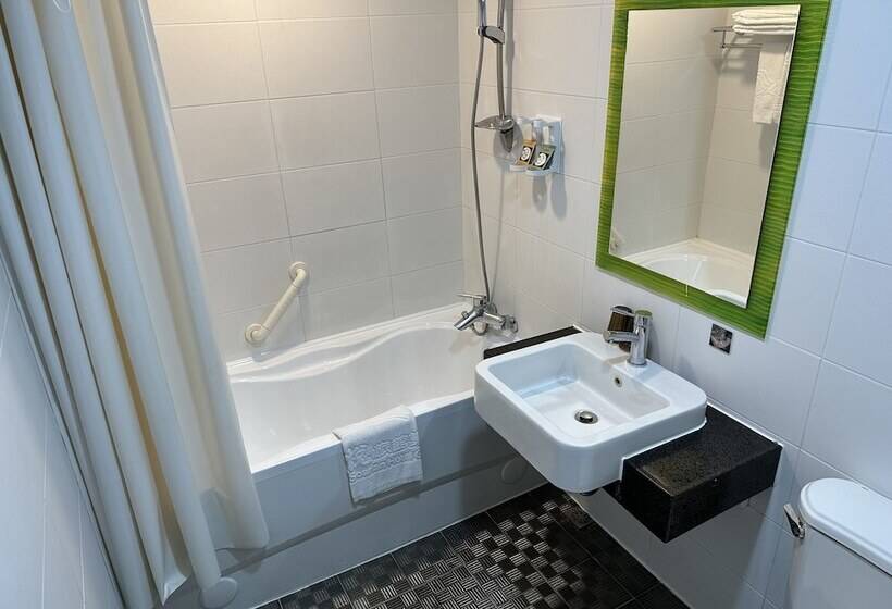 اتاق لوکس چهار تخته, Young Soarlan Hotel   Tainan