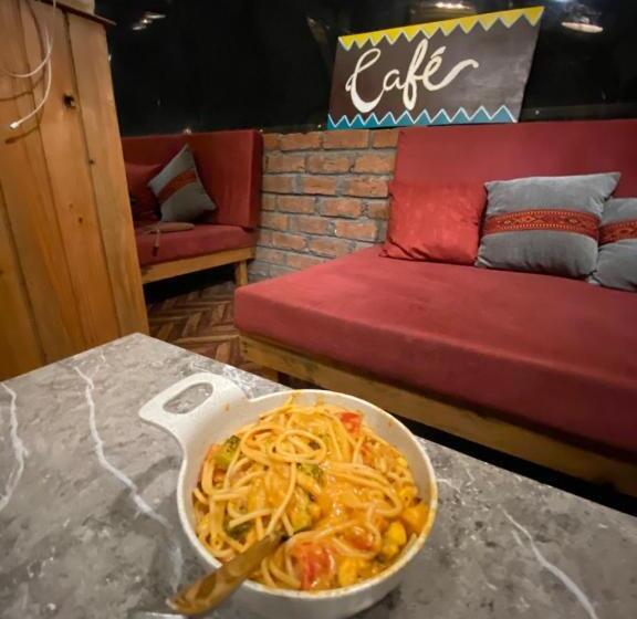 샬레, Thepahadians Food & Stay