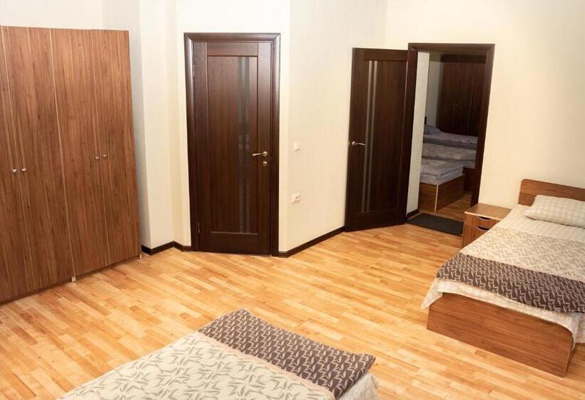 تختخواب در اتاق مشترک, Monada Hotel & Hostel