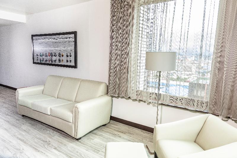 스위트 킹사이즈 침대, Park Inn San Jose By Radisson