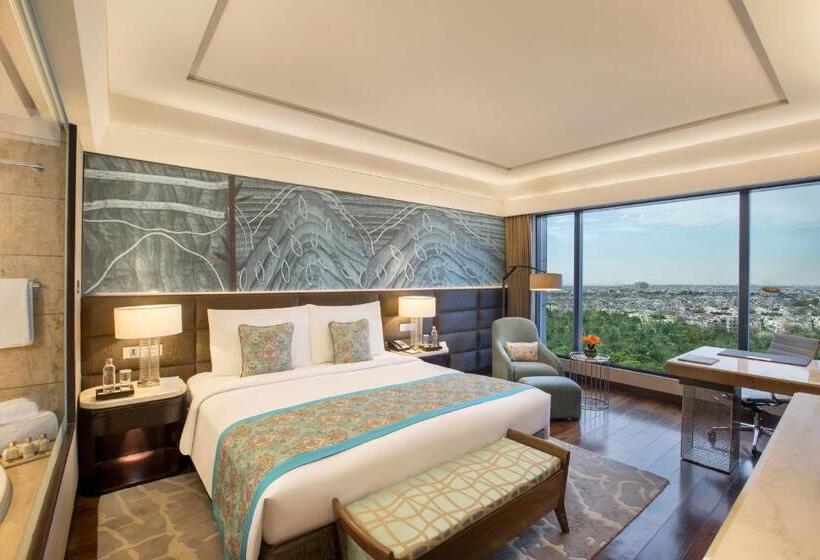 سوییت اجرایی, The Leela Ambience Convention Hotel Delhi