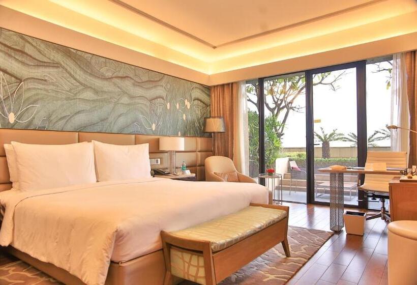اتاق کلاب, The Leela Ambience Convention Hotel Delhi
