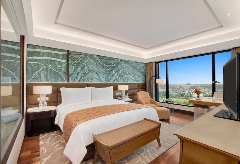 سوییت لوکس, The Leela Ambience Convention Hotel Delhi