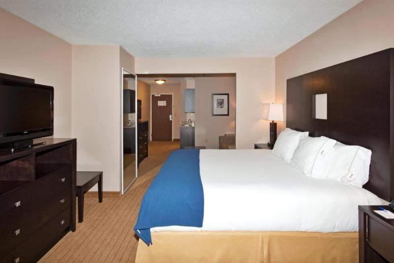 带大床的套房, Holiday Inn Express Hotel & Suites Albuquerque Airport, An Ihg