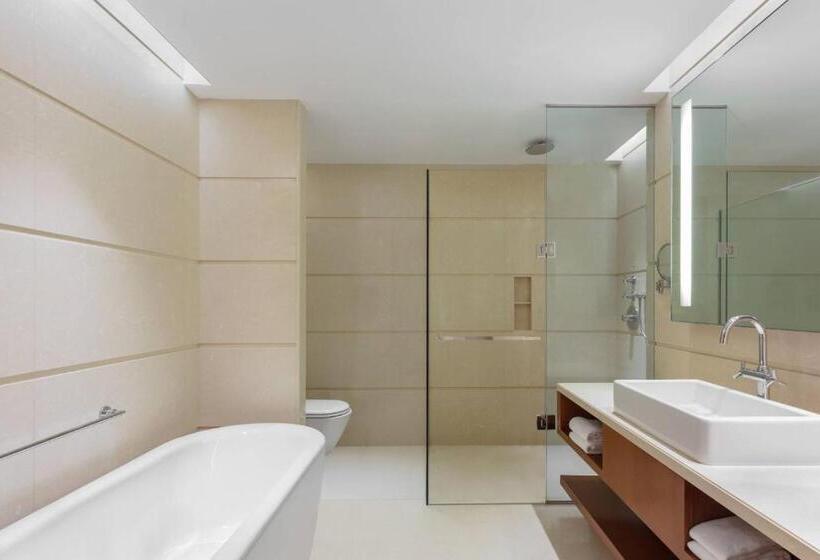 Люкс Повышенной Комфортности, Courtyard By Marriott Kochi Airport