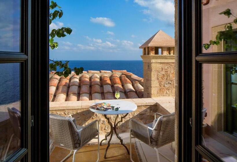 Полулюкс, Moni Emvasis Luxury Suites