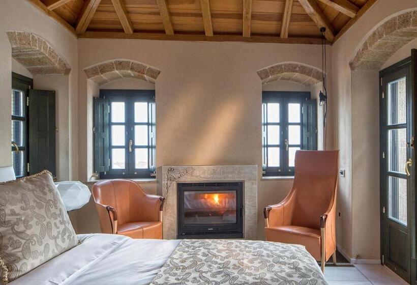 Полулюкс, Moni Emvasis Luxury Suites
