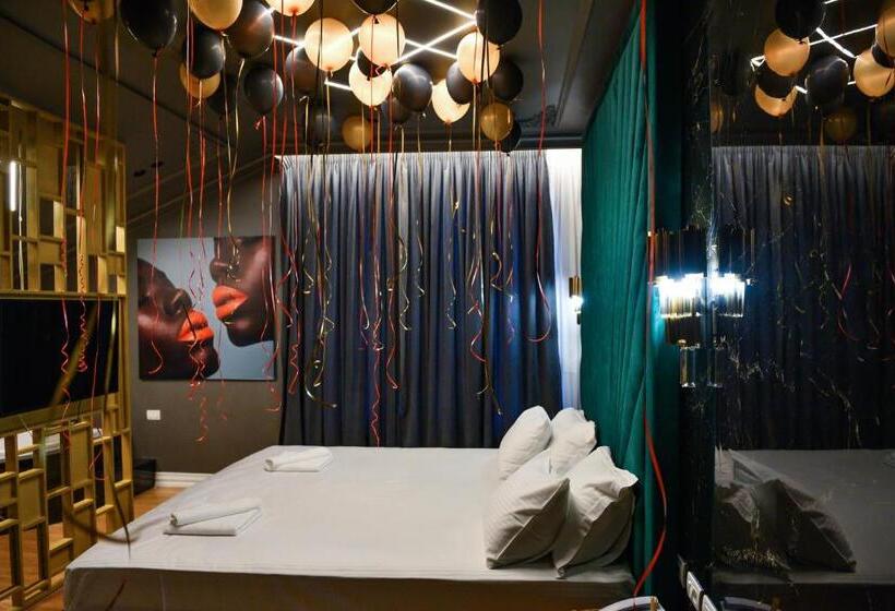 سوئیت با وان آب گرم, Rose Boutique