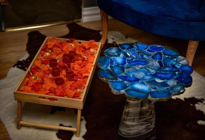 سوئیت با وان آب گرم, Rose Boutique