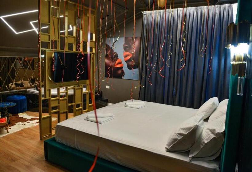 سوئیت با وان آب گرم, Rose Boutique