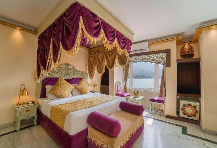 جناح, The Neeraj Ganga Heritage Palace