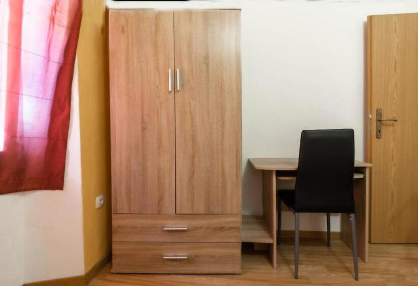 اتاق استاندارد یک تخته با سرویس بهداشتی مشترک, Hostel Martin