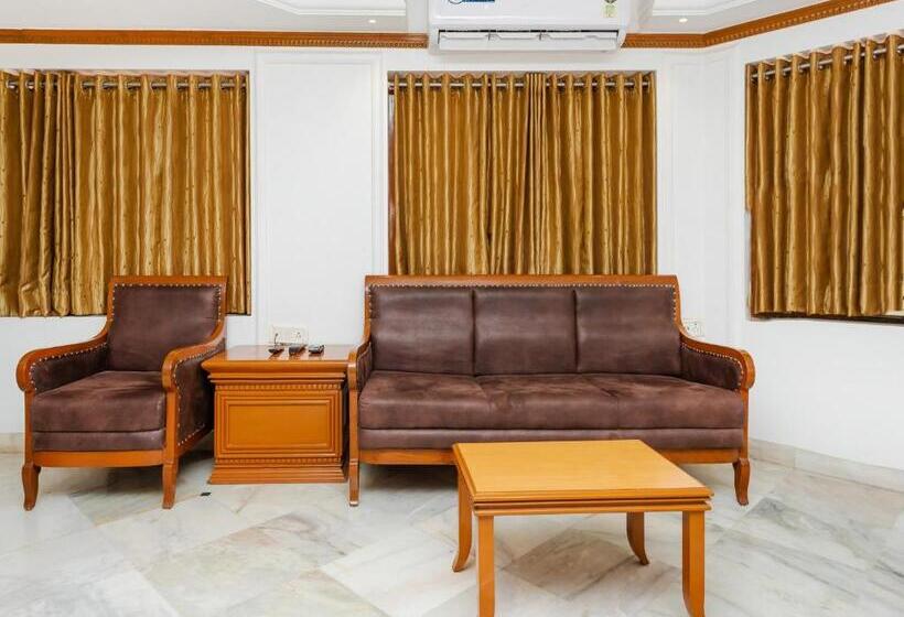 سوییت خانوادگی, Galaxy Opp Surat Railway Station