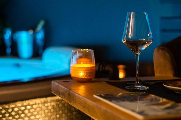 带按摩浴盆的套房, Love Suites & Spa Le Chai Avec Lit Rond