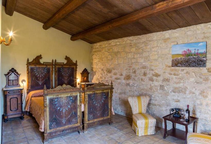 Номер Стандарт Вид на Бассейн, Masseria Fortificata Lo Zafferaneto