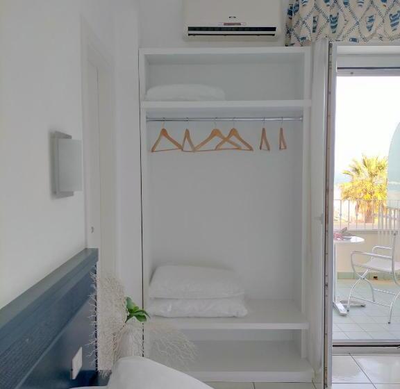 اتاق استاندارد با چشم‌انداز دریا, Luxor Cattolica Beach