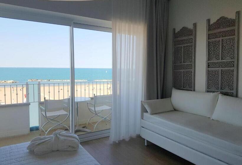 سوییت جونیور با چشم‌انداز دریا, Luxor Cattolica Beach