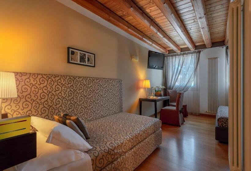 اتاق استاندارد سه نفره, Rovere