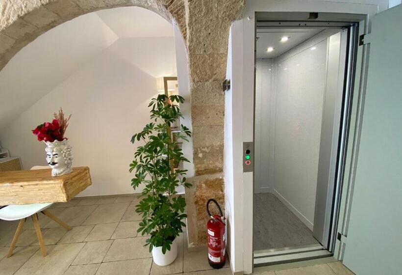 غرفة قياسية مزوَّدة بشُرفة, Atrium